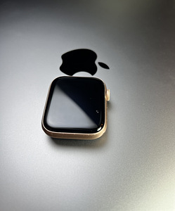 Apple Watch SE GPS 44mm Aluminium Gold BH72% (7 foto / 9)