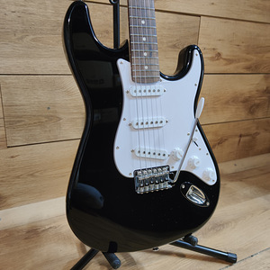 Klassikaline Strat Elektrikitarr – Musta Läikega Legend! (3 foto / 3)
