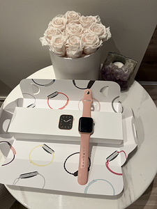 Продается Apple Watch Series 5 GPS 44 мм (1 фото из 3)