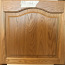 Кухонная мебель с деревянными дверцами (фото #3)