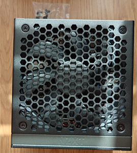 1200W NZXT C1200 80+ Gold ATX v3.1 täismodulaarne toiteplokk (8 foto / 9)