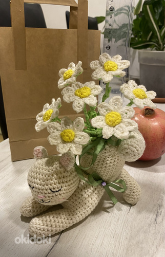 Котенок с ромашками
