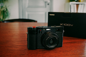 Fujifilm X100V, Must (2 foto / 5)