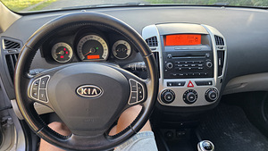 Kia Ceed (7 foto / 8)