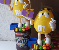 Баночки с конфетами M&M's