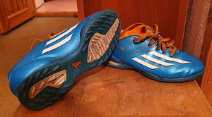 Jalgpalliputsad Adidas, suurus 34 (1 foto / 1)