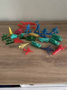 Ретро пластмассовые игрушки солдатики и техника СССР