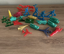 Ретро пластмассовые игрушки солдатики и техника СССР