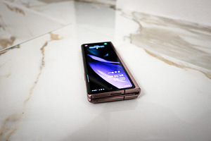 Samsung Galaxy Z Fold 2 (2 фото из 6)