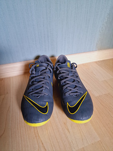 Футбольные бутсы Nike (2 фото из 3)