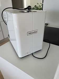 Кофемашина для эспрессо и кофе Miele CM61 белая (3 фото из 6)
