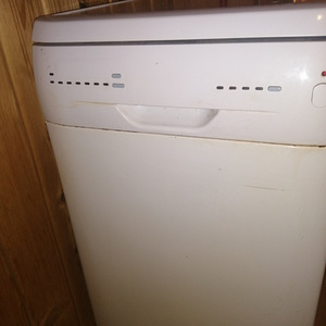 Nõudepesumasin Ariston Hotpoint (ei soojenda vett) (2 foto / 8)