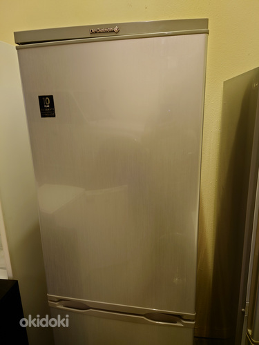 Холодильник серого цвета (фото #1)