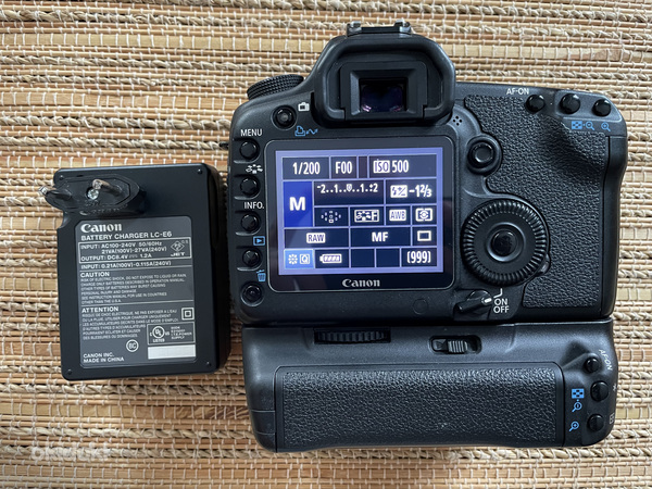 Canon EOS 5D Mark II ja Canon BG-E6 (foto #2)