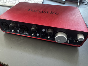Focusrite Scarlett 2i4 (1st Gen) (2 foto / 3)