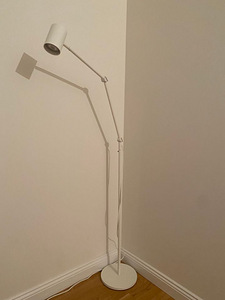 IKEA NYMÅNE põranda- ja lugemislamp valge (1 foto / 3)