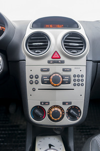 Opel Corsa (9 фото из 12)