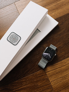 Apple Watch Series 8, 45mm, Stainless Steel Silver GPS + Cel