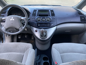 Mitsubishi Grandis 2005 (7 foto / 10)