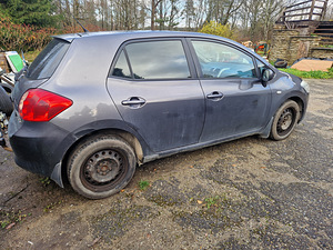 Toyota Auris 1.4 d4d (2 foto / 9)