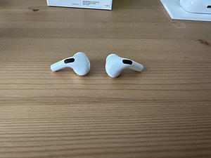Apple AirPods Pro With Wireless Charging Case (6 foto / 9)