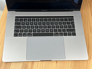 Apple MacBook Pro 15" 2018 / i7 2.2GHz / 16GB RAM /256GB SSD (3 foto / 9)