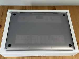Apple MacBook Pro 15" 2018 / i7 2.2GHz / 16GB RAM /256GB SSD (7 foto / 9)