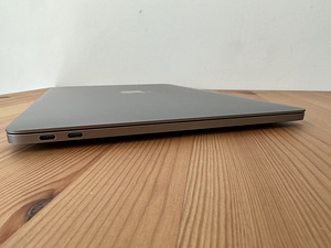 Apple MacBook Pro 13" 2017 / i5 2.3GHz / 8GB RAM / 128GB SSD (6 foto / 10)