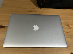Apple MacBook Pro 15" 2015 / i7 2.2GHz / 16GB RAM /256GB SSD (3 foto / 10)
