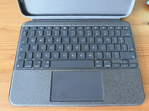 Logitech Combo Touch ( iPad 10th gen & A16,2025 ), Uueväärne (3 foto / 6)