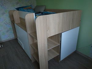 Кровать детская + стол (2 фото из 3)