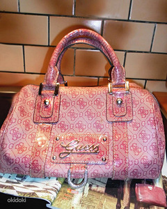 Guess розово-пудровая с принтом объемная сумка