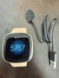 Fitbit Versa 3 Gold kuldne nutikell / aktiivsusmonitor (1 foto / 2)