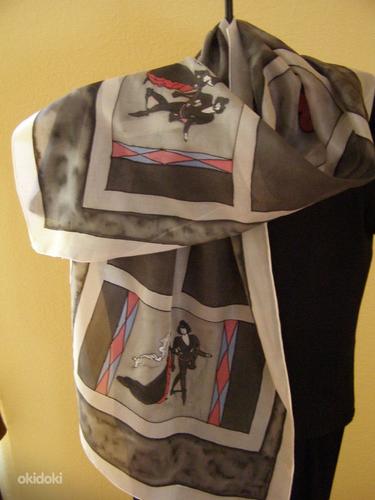 Новый шелковый платок с ручной росписью "Готическое окно" (фото #3)