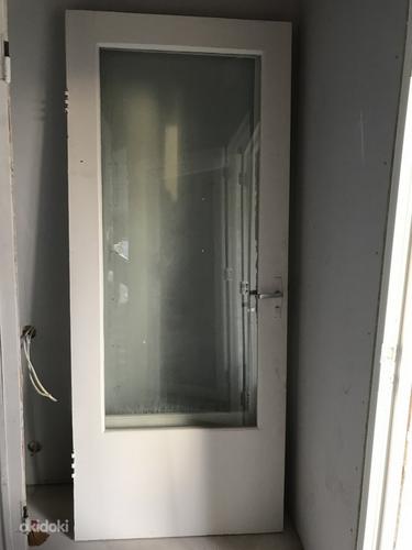 Деревянная дверь со стеклом (2 шт) (фото #1)