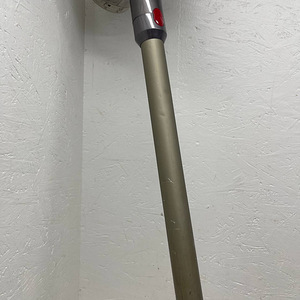 LOT! Juhtmeta tolmuimeja Dyson V8 (7 foto / 10)