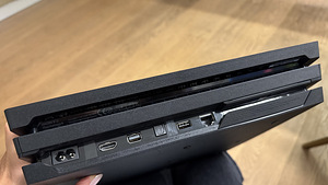 Playstation pro 1 TB (3 foto / 4)