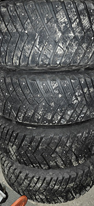 Зимние шины Goodyear 235/65 R17 на дисках (6 фото из 6)