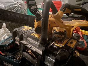 М: Аккумуляторная цепная пила Dewalt DCM565 (1 фото из 3)
