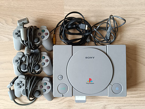 Sony PlayStation 1 konsool koos kontrollerite ja mälukaardiga.