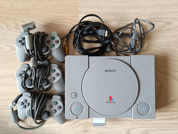 Sony PlayStation 1 konsool koos kontrollerite ja mälukaardiga. (foto #1)
