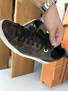 Louis Vuitton FRONTROW TRAINER tossud (4 foto / 5)