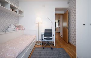Ikea mööbel lastetuppa:kapp,voodi madratsitega,laud,2 riiuli (3 foto / 9)