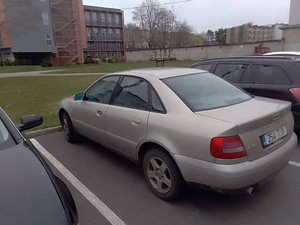 Audi A4 2001 (2 фото из 4)