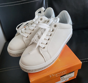 Новые кроссовки (4 фото из 5)