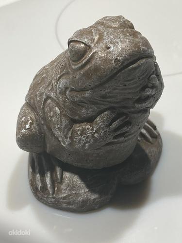 Садовая статуя бетонная лягушка (фото #4)