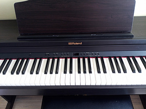 Müün digital pianino Roland RP501R-CR + tool (2 foto / 3)