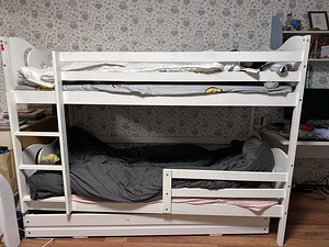 Детская двухъярусная кровать (2 фото из 4)