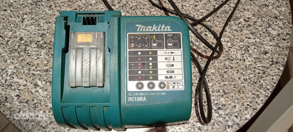 Зарядное устройство Makita
