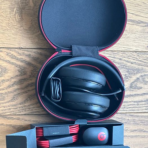 Беспроводные наушники Beats by dre Studio Wireless для прода (4 фото из 6)